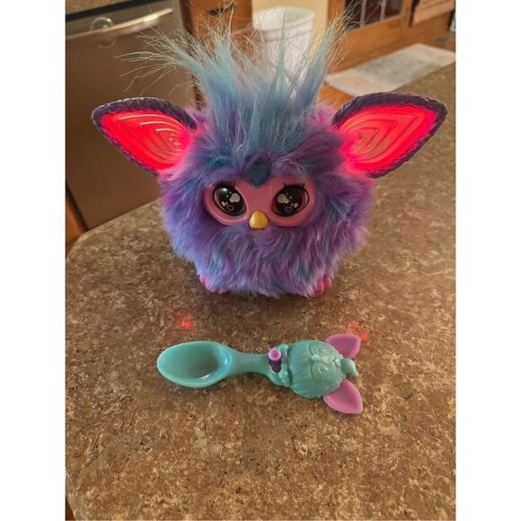 Furby with spoon 2023 - Picture 1 of 5
